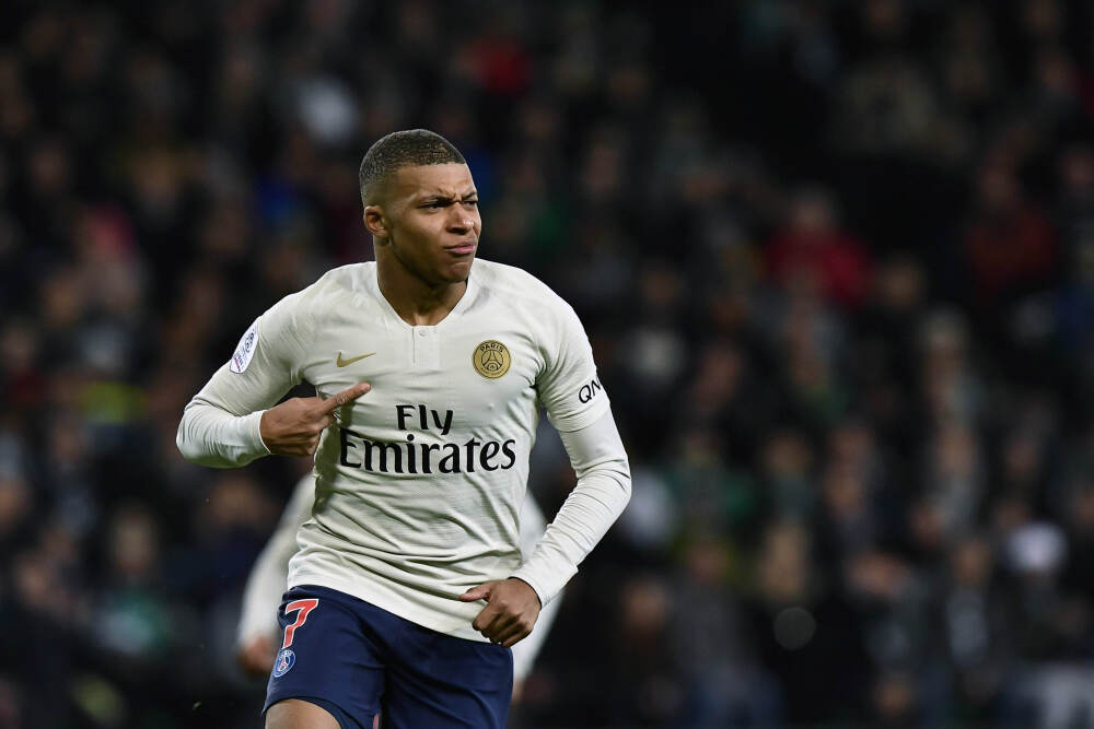 厉兵秣马！湖人官方晒球队训练照：努力&活力